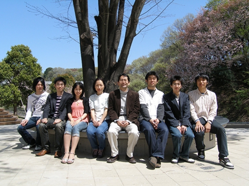 2009.04_Lab member.JPG